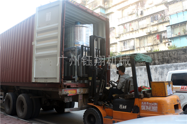 用于藥品研發(fā)的醫(yī)藥真空乳化機(jī)今天裝柜！發(fā)往上海某大學(xué)【鈺翔】